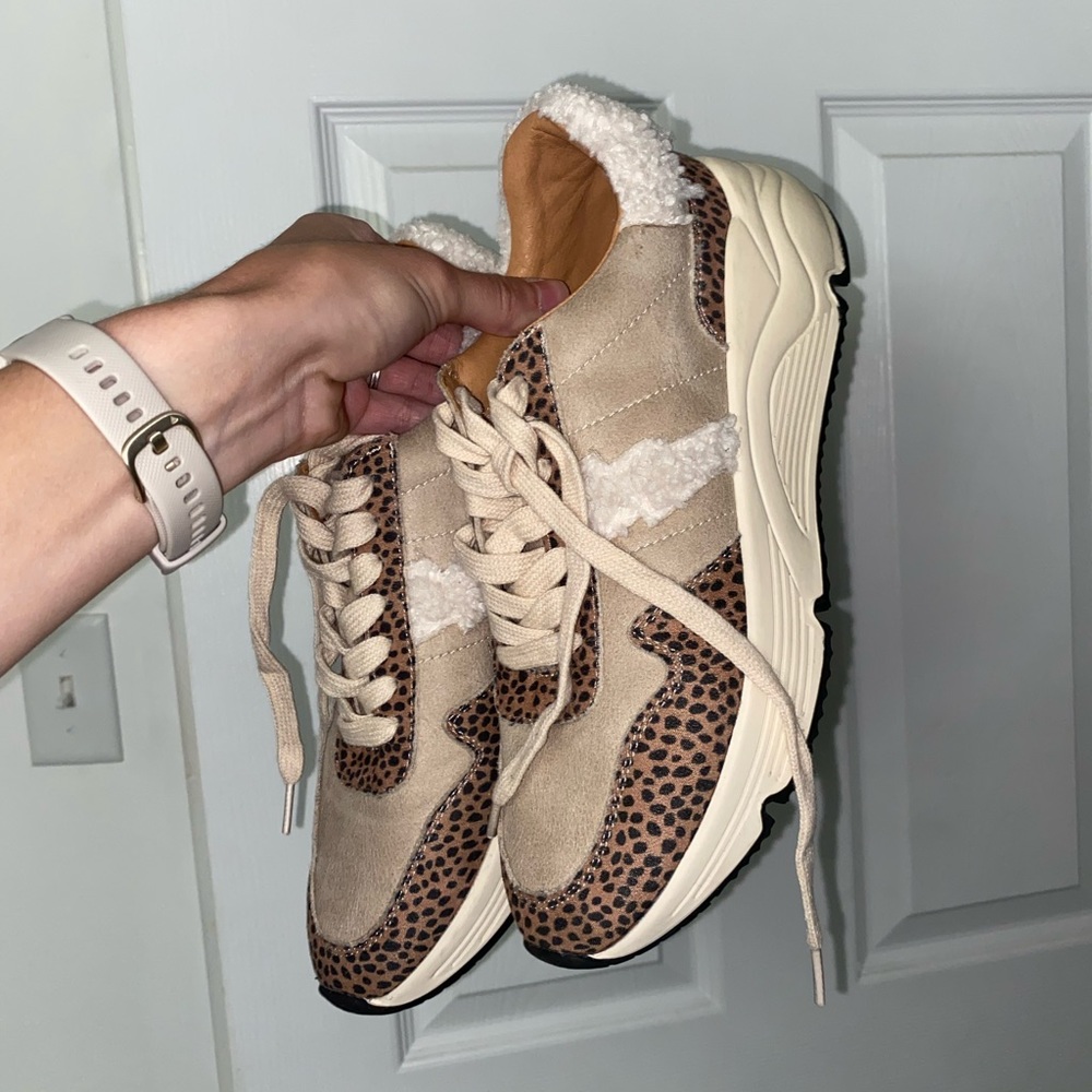 LIKE NEW OASIS SOCIETY SNEAKERS
